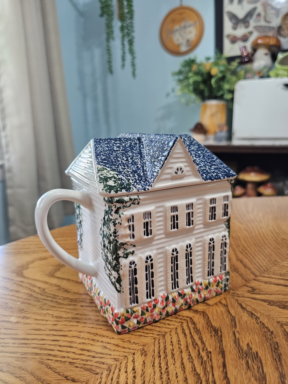 Vintage Ceramic Inspirado Honeymoon Hotel Blue Roof Flowers Cottagecore Teapot - Picture 6 of 10